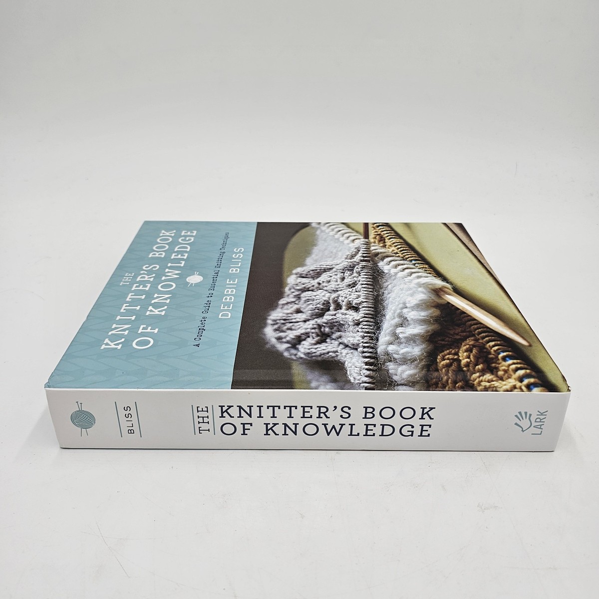 洋書 The Knitter's Book of Knowledge: A Compl Debbie Bliss Knitter's Book of Knowledge Flexibound Lay Flat