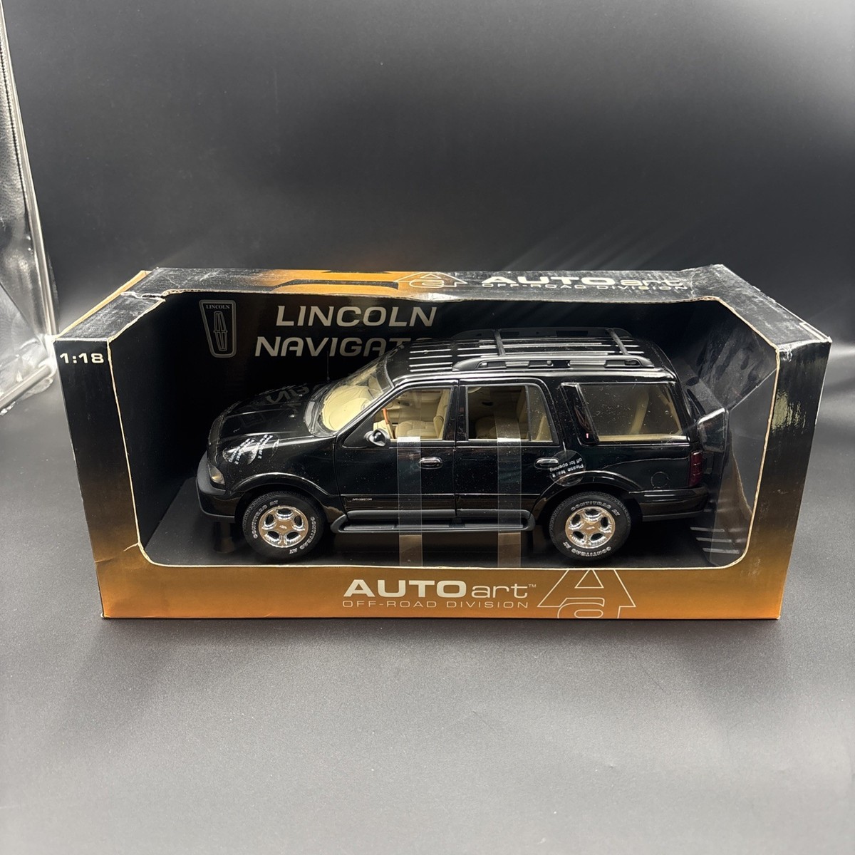 Autoart 1/18 Lincoln Navigator Off Road Black Scale Model Autoart 1/18 Lincoln Navigator Off Road Black Scale Model