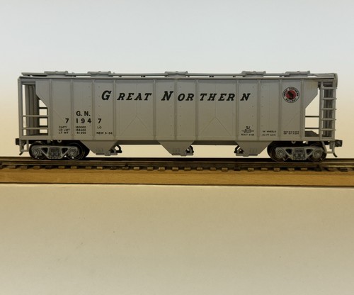 Escala HO, ahm, Great Northern, tolva cubierta # G.N.-71947, gris, actualización Kadee | Zustand: Used