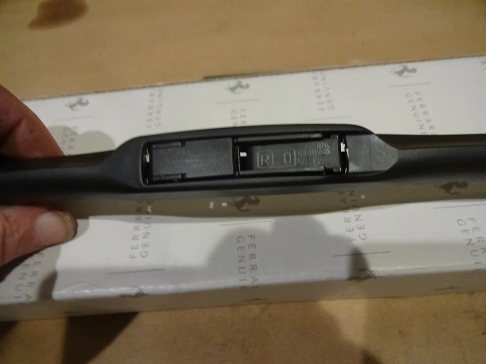 Ferrari California,FF, GTC4 - Passenger Side Wiper Blade - P/N 80843800 Foto 3 de 4