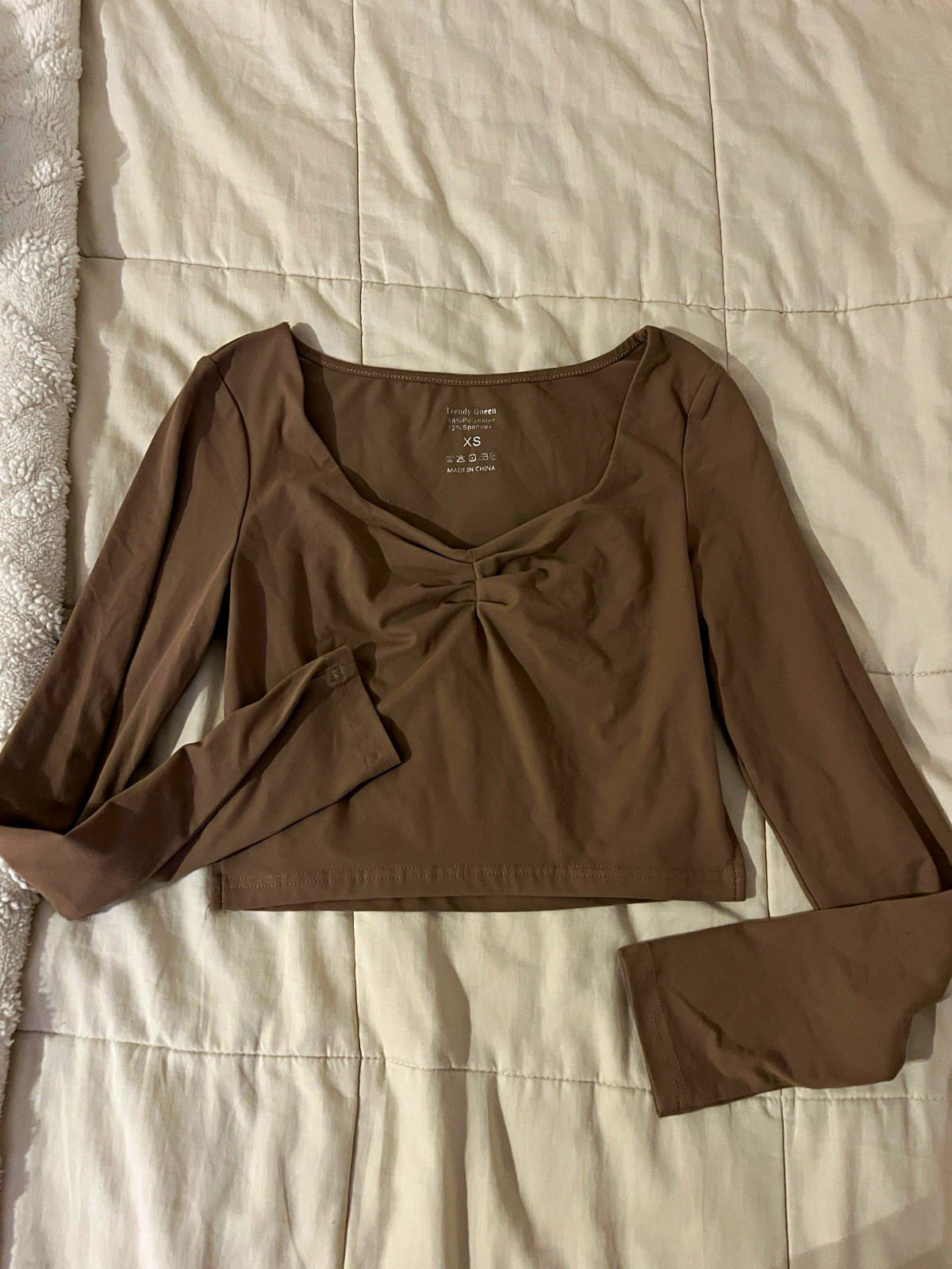 Trendy Queen Women's V-Neck Long Sleeve Cropped Pullover Top XS Brown Solid
