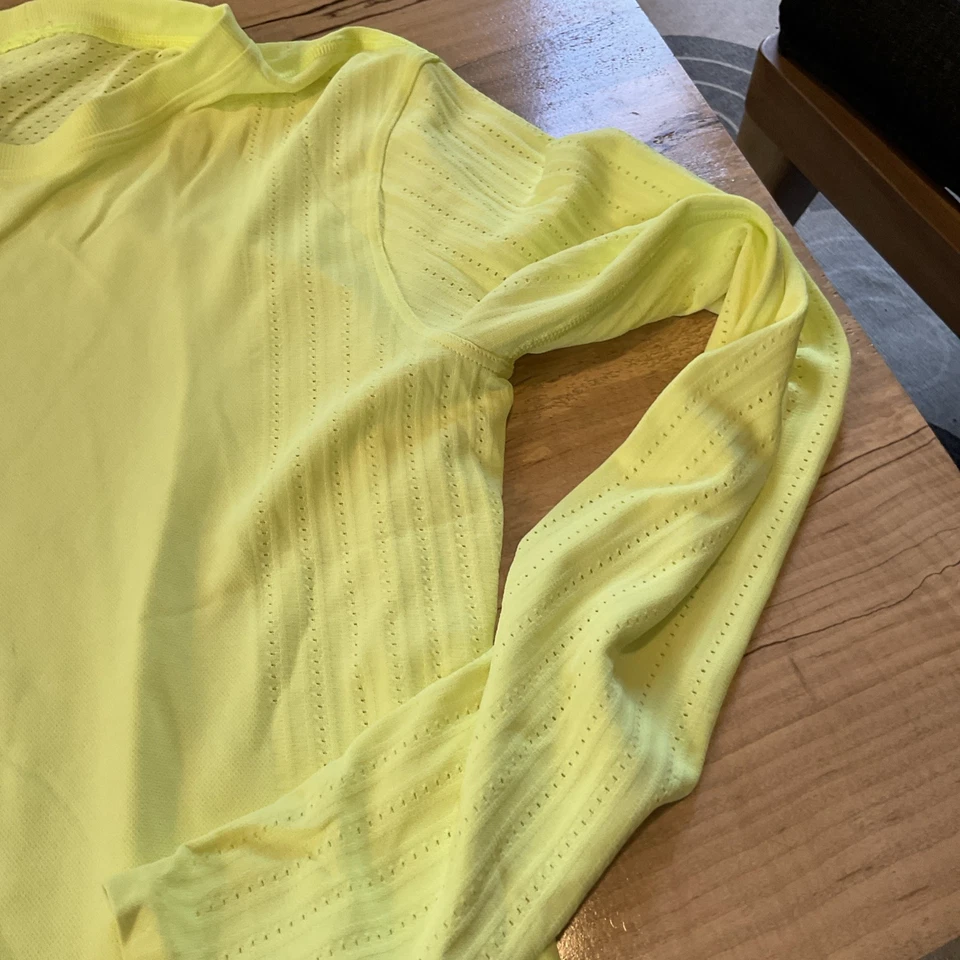 Camisa Lululemon Swiftly Tech manga longa 2.0 na cor Electric Lemon 4 nova sem etiquetas - Imagem 3 de 4