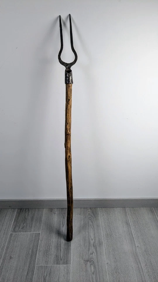 Ancienne fourche à deux dents campagnarde - Photo 2/4