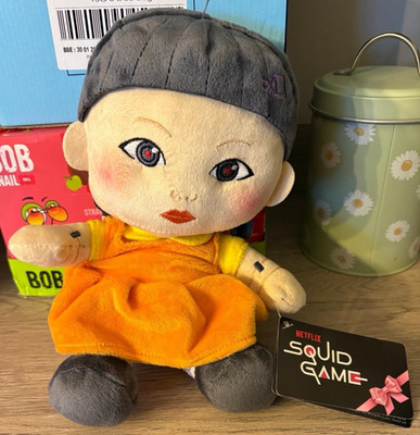 Netflix Squid Game Young Hee Stofftier rot hellgrünes Licht Puppe 23 cm Plüsch neu mit Etikett