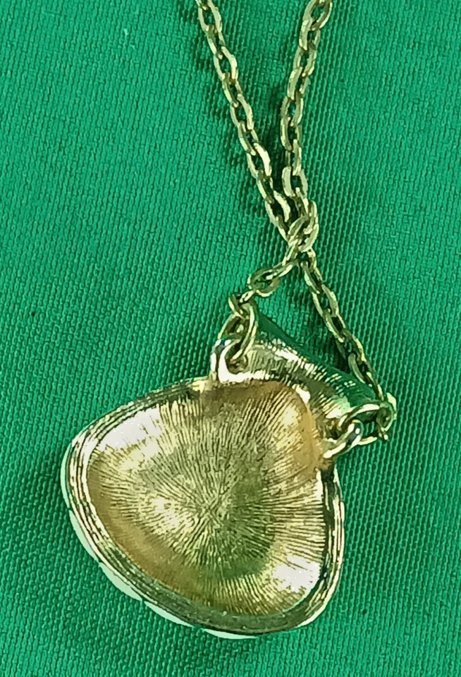 VTG Gold Seashell Pendant Necklace – Coastal Beach Jewelry Gift – Clam Shell - Image 3 of 4