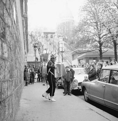 A one-man band gives aubade tourists Montmartre Paris France A- 1968 Old Photo