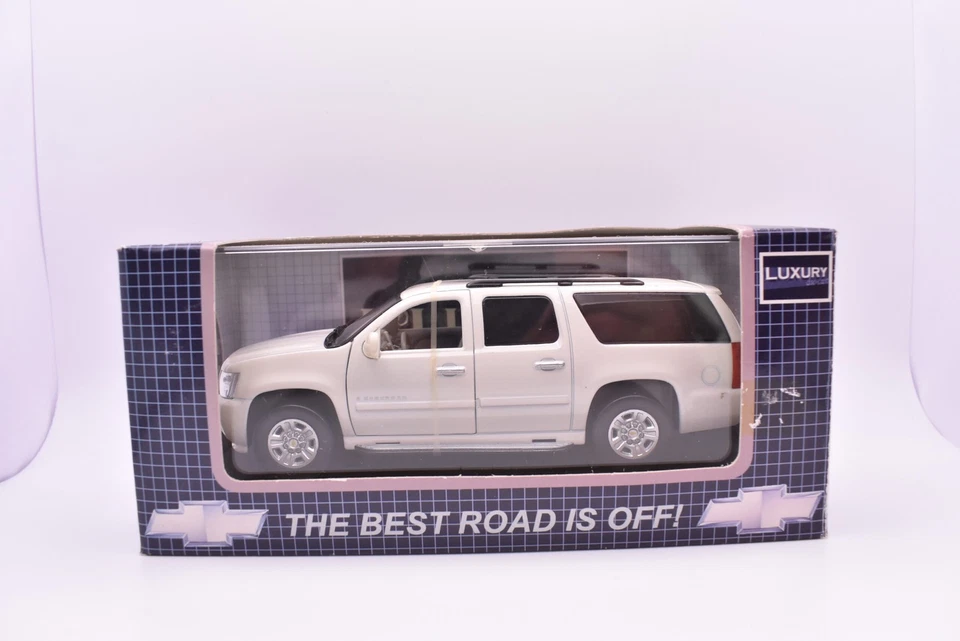 Modellino auto scala 1:43 Chevrolet suburban bianco diecast modellismo statico - Immagine 2 di 4