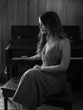 BEAUTIFUL MARREN MORRIS  8X10 Glossy Photo