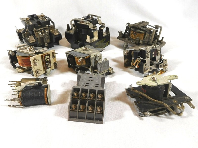 8 Misc Power Relays - Various Manufacturers And 1 Relay Socket – See Description