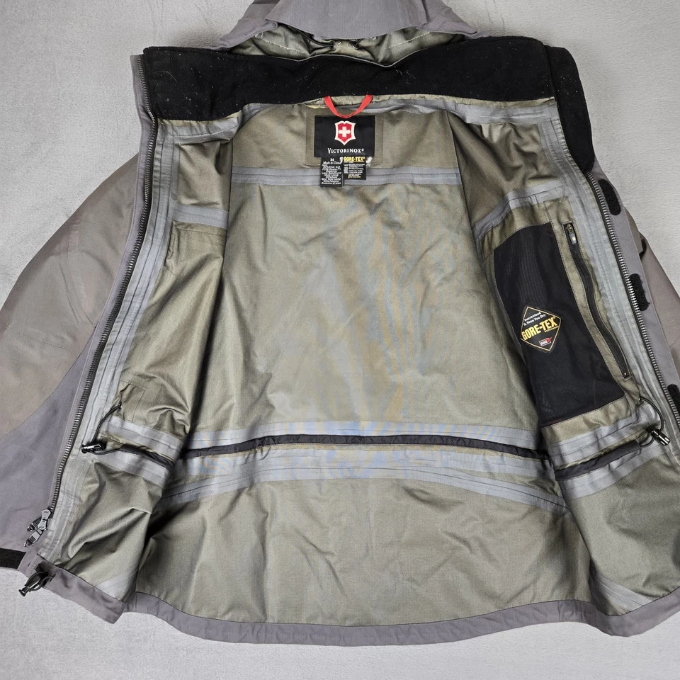 Chaqueta Victorinox Para Hombre Gris Medio Gore Tex XCR Impermeable Carcasa Exterior *LEER Foto 3 de 4