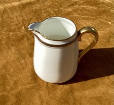 Ein Heathcote "Best Bone China" Milchkännchen mit Goldgriff und griechischem Schlüsselrand, sehr guter Zustand