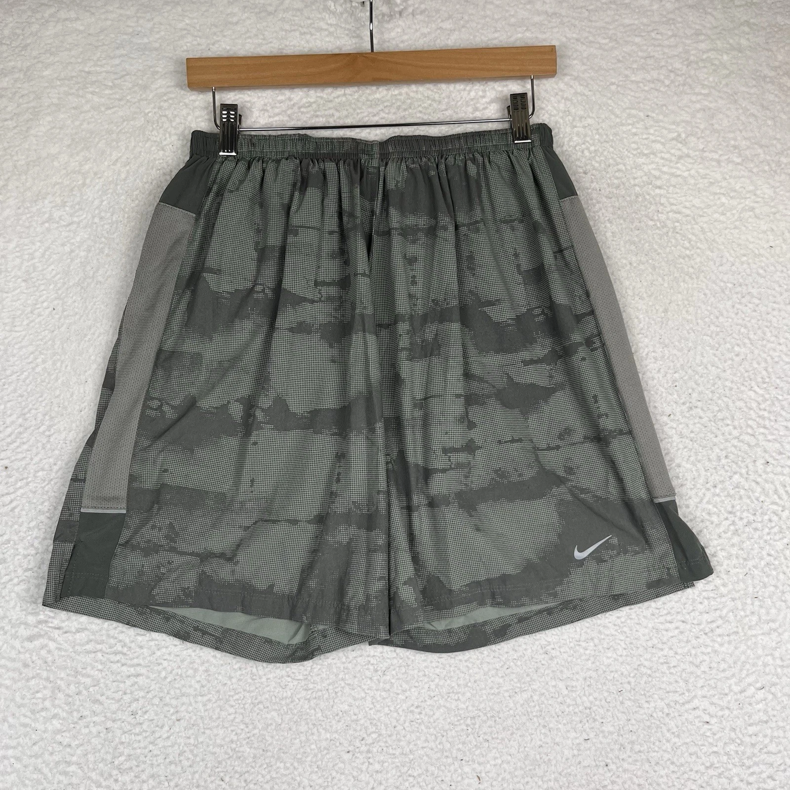 Nike Stride Running Shorts Mens Large Green Digital Camo 7" Brief Lined Dri-FIT