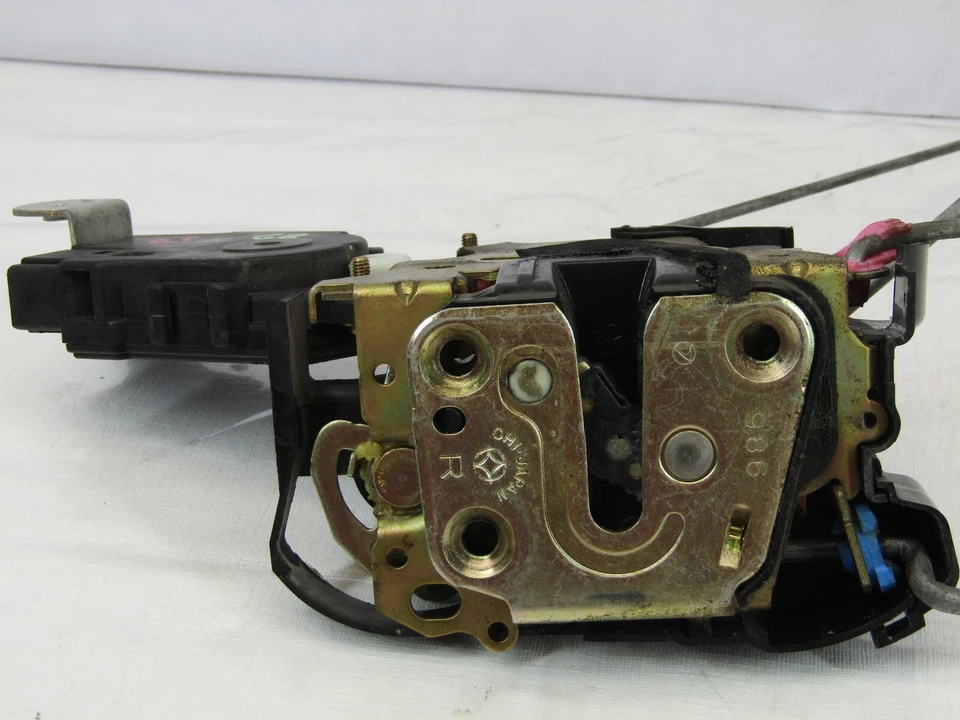 Actuador de liberación de pestillo de cerradura de puerta delantera derecha Subaru Legacy Outback 2000-2004 OEM Foto 4 de 4