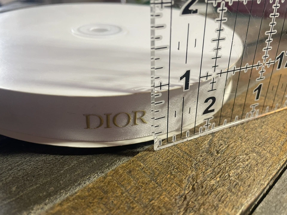 1 x Christian DIOR Holiday blanco satinado con rollo de cinta de letras doradas de 50 metros Foto 3 de 3