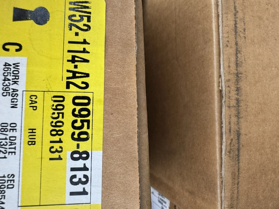 Tampa de cubo genuína OEM Chevrolet Express 3500 com logotipo gravata borboleta 05-14 09598131 - Imagem 2 de 2