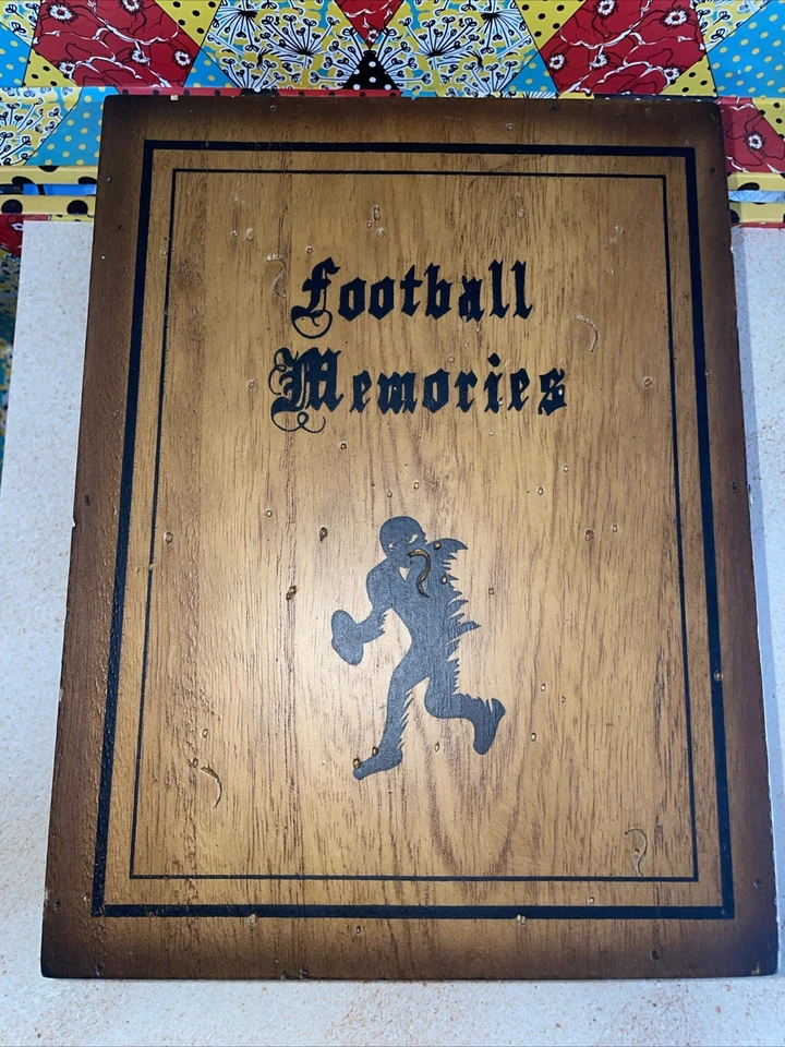 Caja de sombra de recuerdos de fútbol de madera 3D ~ Ellis por imagen de peluche Foto 4 de 4