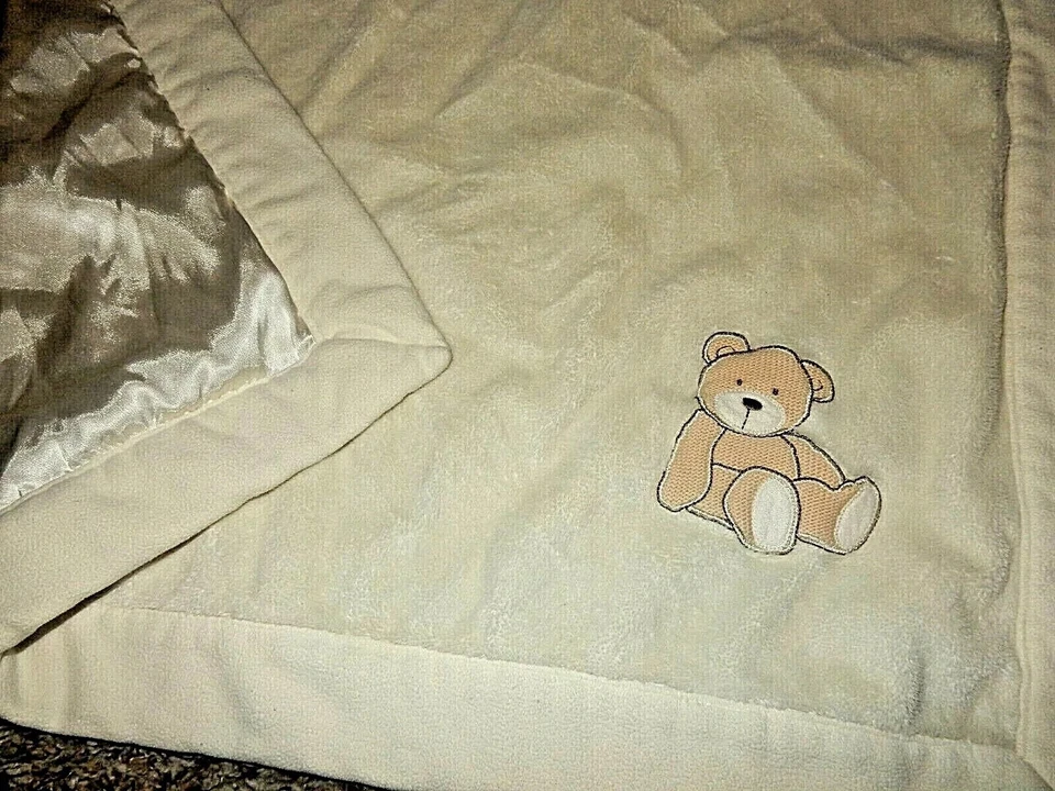 3D1R!¡GUAU! Manta de cuna de bebé de terciopelo satinado de felpa de oso de peluche Carter's de colección Foto 3 de 4