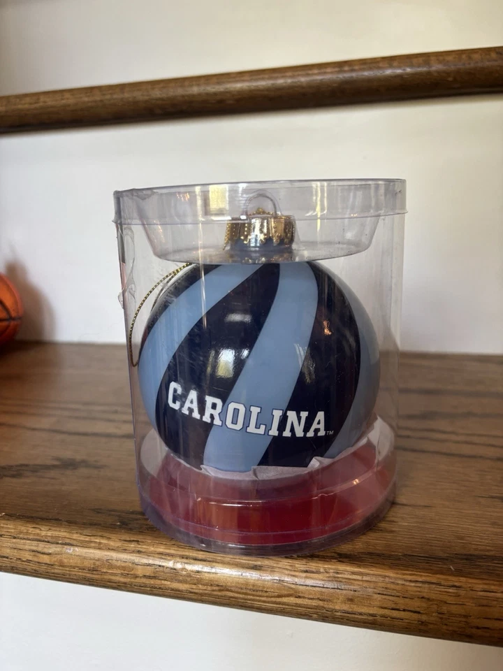 Memory Company North Carolina Tar Heels 4” bola de vidrio adorno de Navidad - NUEVO Foto 3 de 4