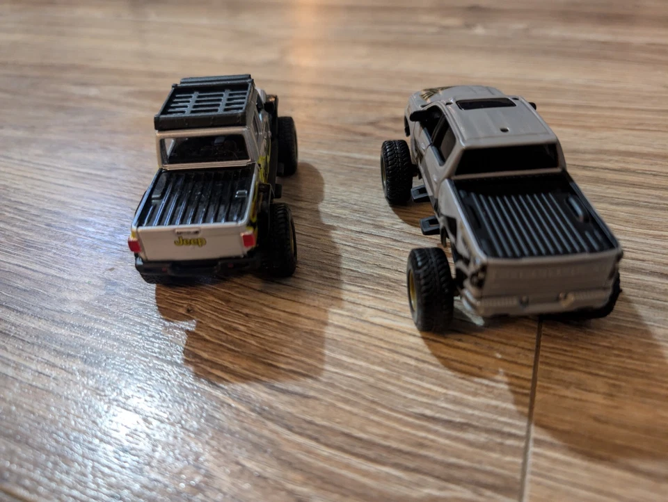 Camioneta elevada Maisto 4x4 Rebels/Jeep Gladiator 2020 camioneta elevada 4x4 (2) Foto 3 de 4