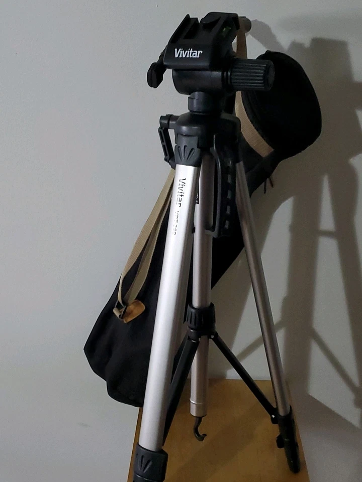 Vivitar VPT-360 Quick Release Folding Professional Camera Tripod w/carrying case - Image 2 of 3