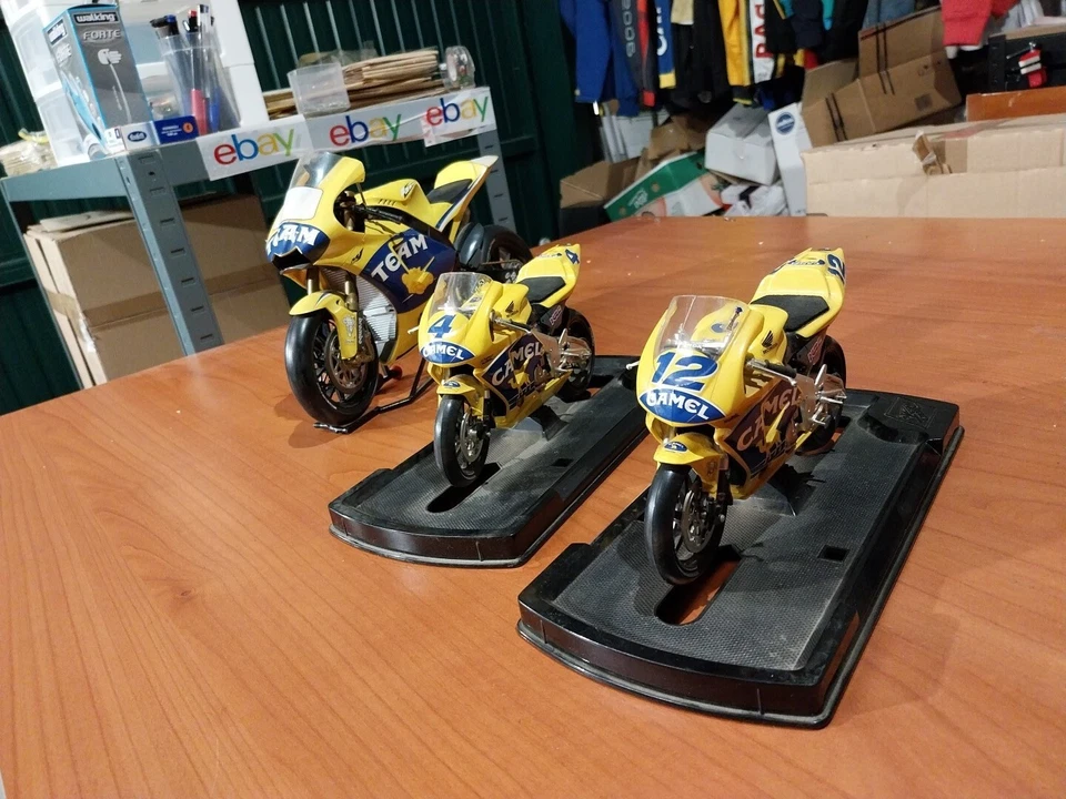 Modellini Moto Camel scala 1:8-1:10 Lotto 3 Honda RC 211 V Alex Barros, Bayliss - Immagine 2 di 4