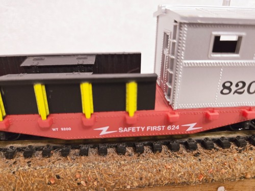MODEL POWER Ho Scale 8200 40' WORK CABOOSE SAFETY FIRST 624 - Picture 2 of 9