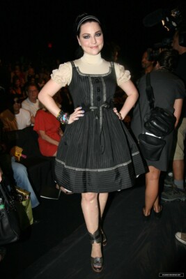 Evanescence Posing Black Dress 8x10 Picture Celebrity Print