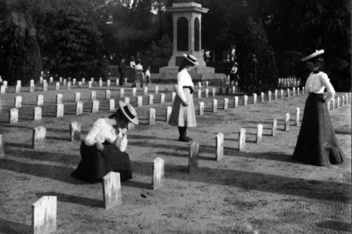 New 5x7 Civil War Photo: Ladies Mourn Confederate Soldiers at Graves, Charleston