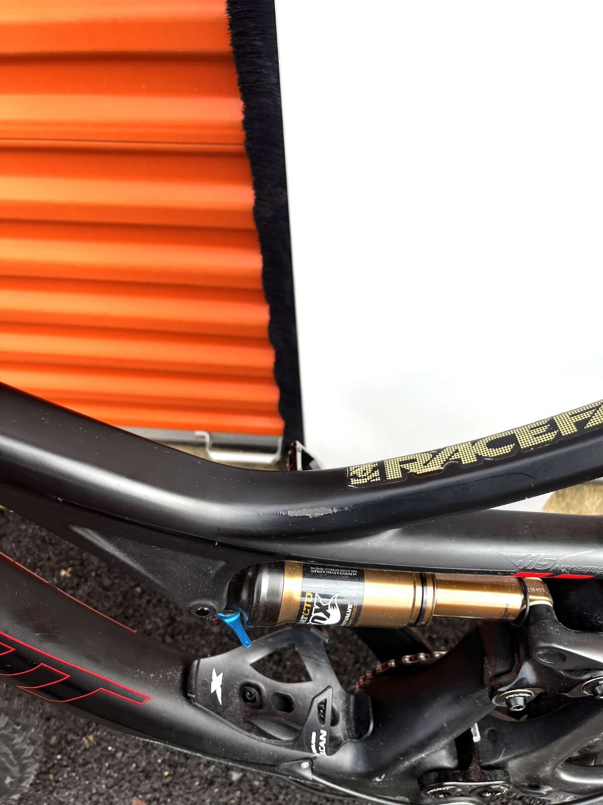 2016 Pivot Mach 4 27.5 carbon fiber, Size LARGE, Black and red. 