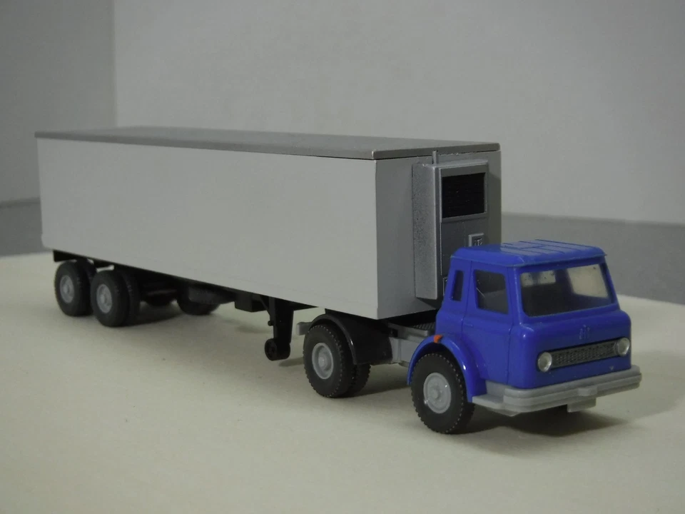 Intern. Harvester C 1800 Loadstar (1963-1970), blau + Trailer, Wiking, H0 1:87