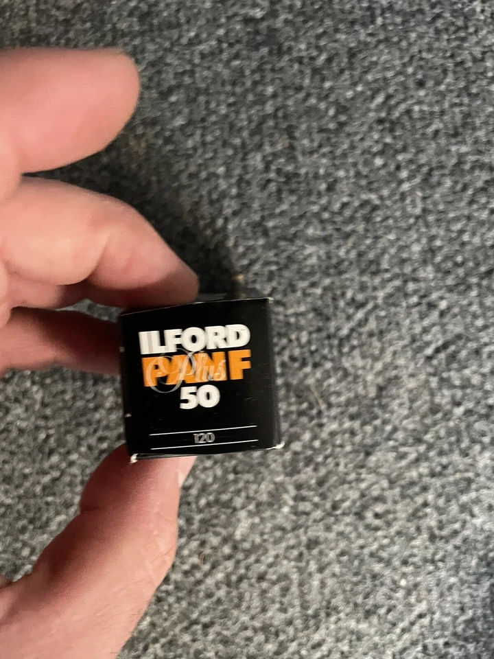 Filme 1 rolo Ilford Pan F 50 Plus 120 preto e branco validade 12/2003 - Imagem 2 de 3