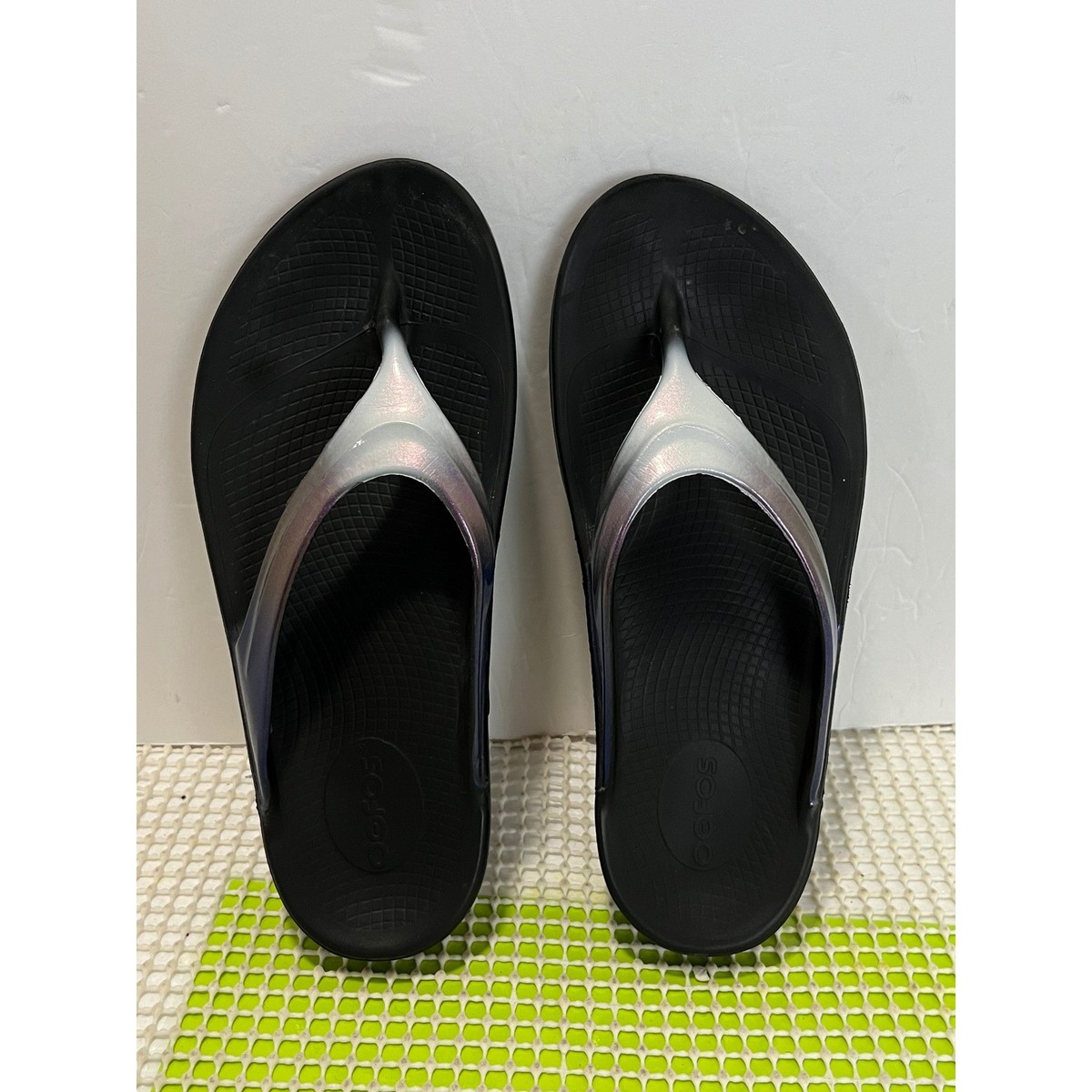 OOFOS OOlala Recovery Sandals Women's 9 Black Iridescent Purple Metallic Thong View 4