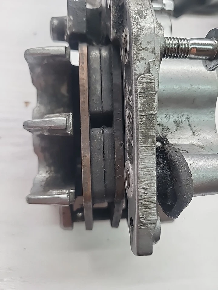 1999-2007 02 Honda Shadow VLX 600 Deluxe суппорт переднего тормоза с главным цилиндром - Изображение 3 из 4