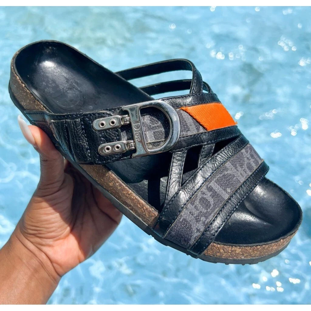 Sandales plates DIOR cuir bleu foncé et boucle trotteur « D » taille FR 36