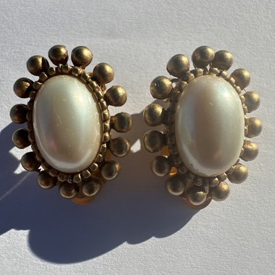 VINTAGE DKNY DONNA KARAN SIGNED VICTORIAN CLIP-ON EARRINGS PEARL GOLD METAL