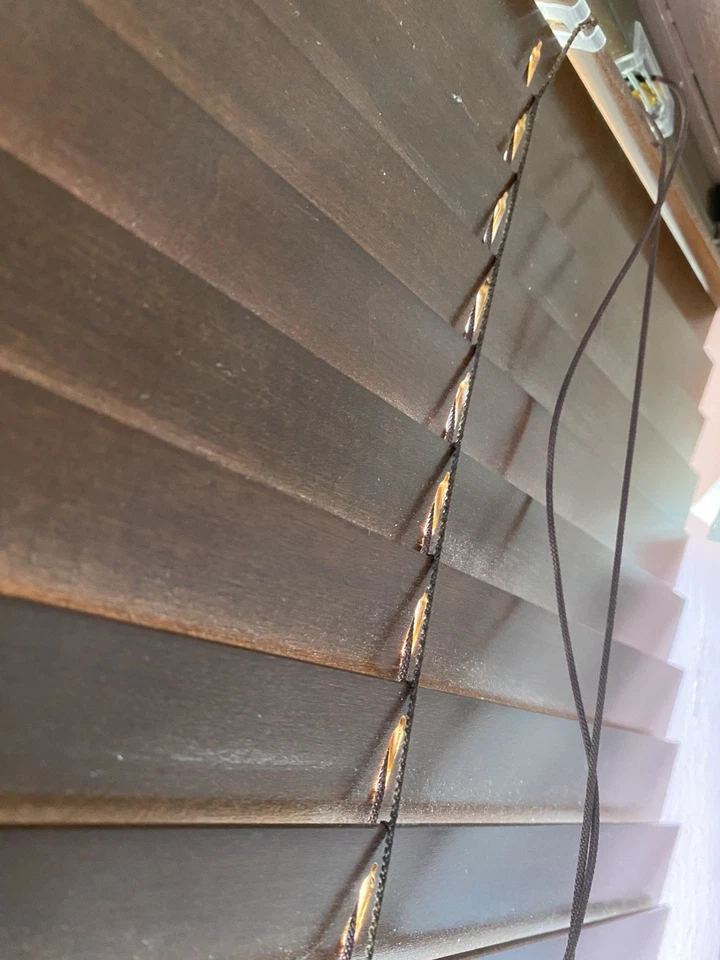 Tal cual | Persiana de ventana de madera JCPenney | Listones de 1" | 32” x 64” | Mancha de cerezo Foto 2 de 4