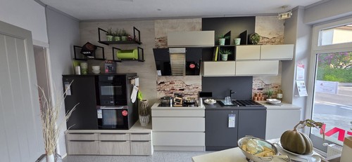 Moderne grifflose Abverkaufsküche Kieselgrau / Graphit Musterküche Miele Geräte - Bild 1 von 5