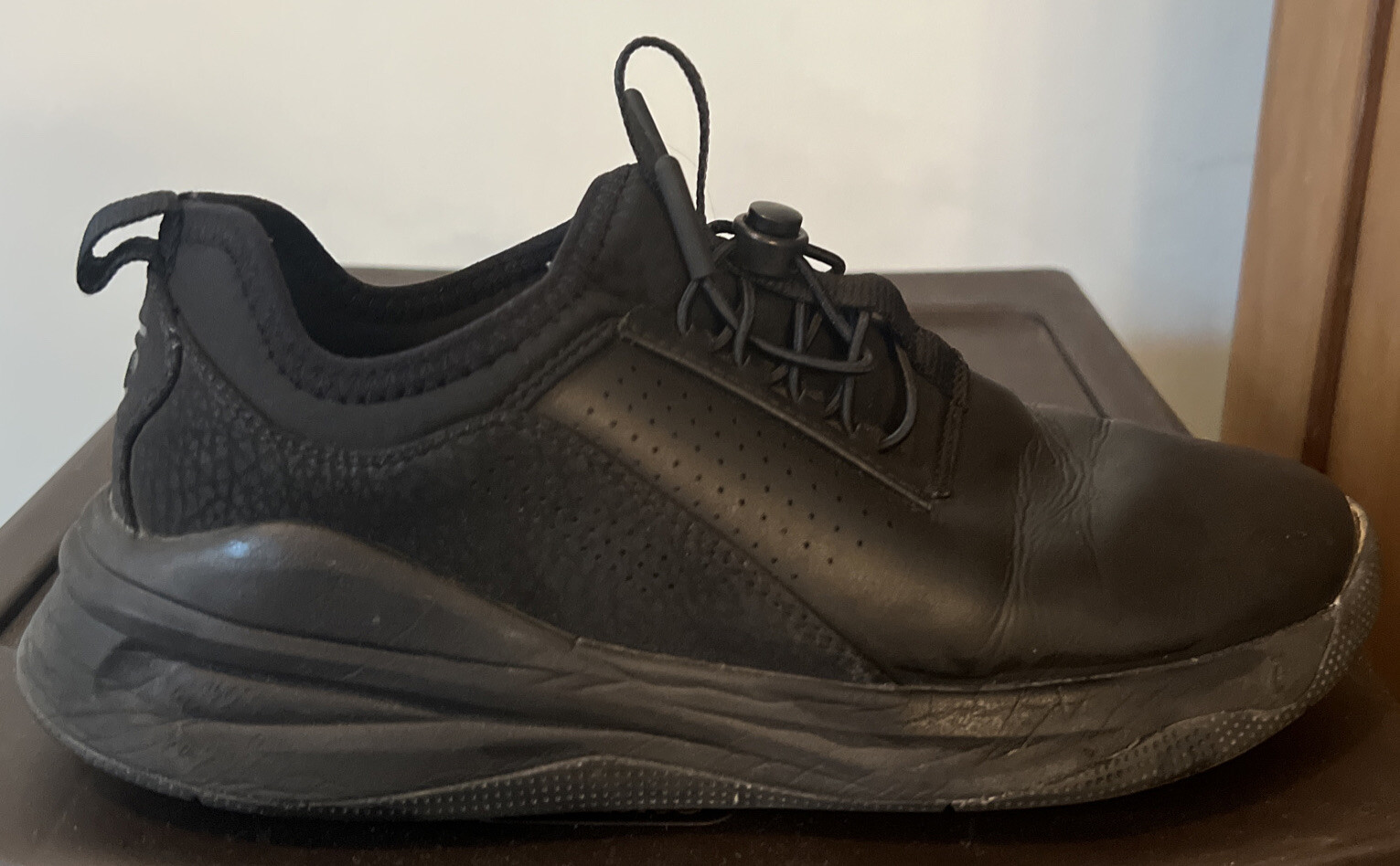 Clove Black Classic Nursing Shoes Womens Size 7 Gem