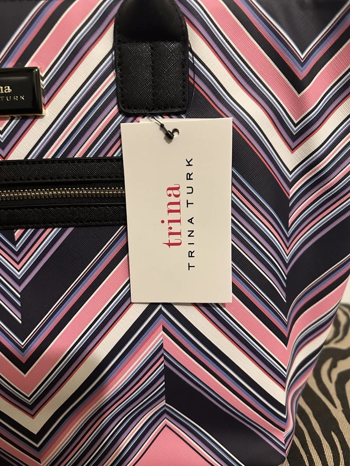 Trina Turk "Placed V" 雪佛龙图案,大号帆布手提包,零售价 148 美元 — 第 2/4 张图片