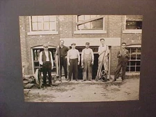 ORIGINAL EARLY 20TH CENTURY PHOTO GROUP OF PIPE FITTERS / WORKERS / BUILDING