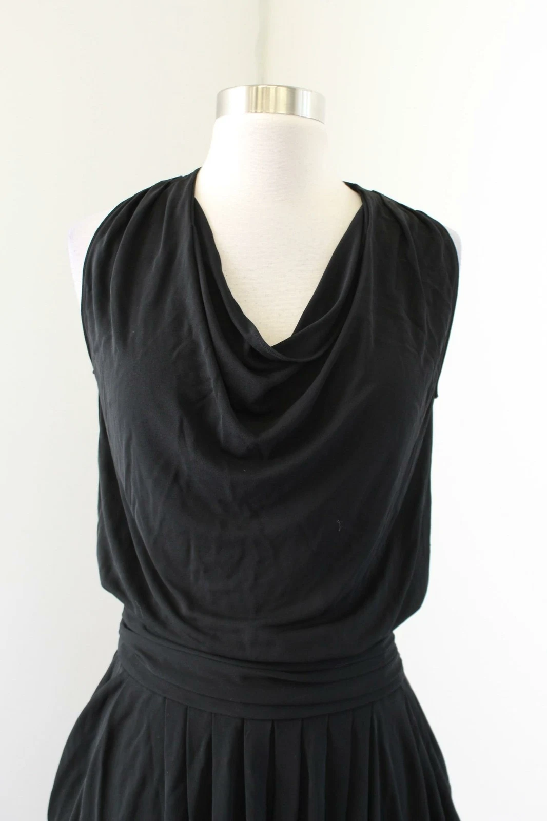 Abito a maglia drappeggiato nuovo con etichette Moschino economico e chic colonna nera drappeggiato nuovo con etichette taglia 38