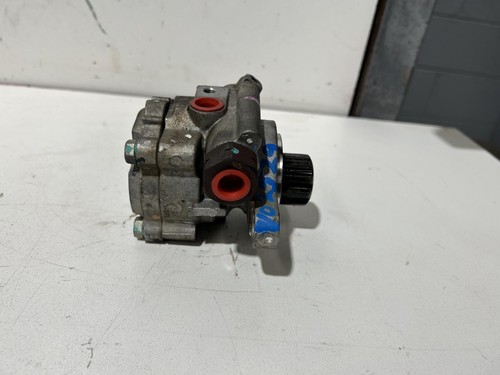 Toyota Hilux Steering Pump KUN26 03/2005-08/2015 - Picture 2 of 13