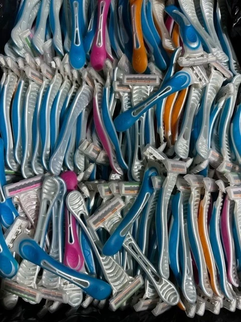 30 Pack - 3-Blade Women's Disposable Razors BULK - Image 4 of 4