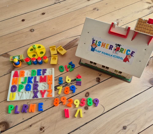 VTG Fisher Price Little People Play Family School House With Many Accessories