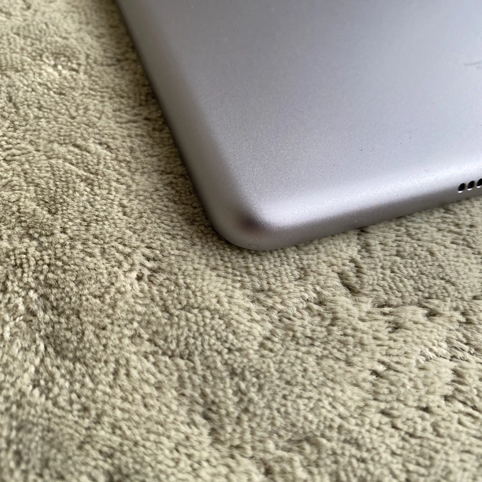 Apple iPad 6. Generation 32 GB WLAN Space Grau - Bild 4 von 4