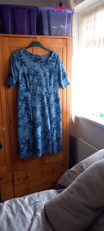 Lovely Blue Floral Dress Size 18 - Image 2 of 2