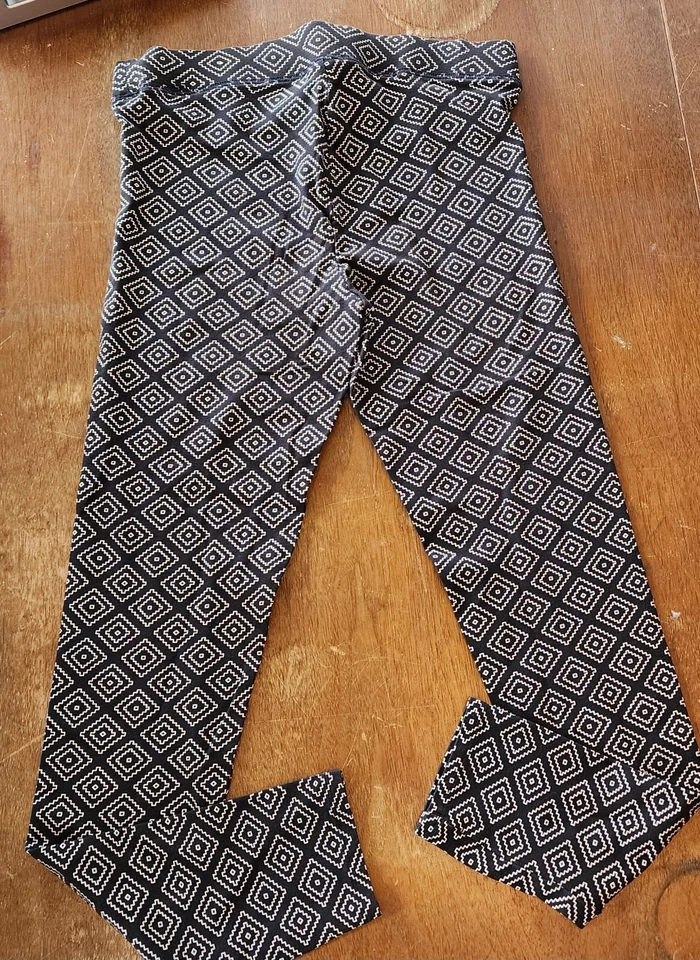 Victoria Secret Black Yoga High Rise Leggings Geometric Tribal Athletic Sz S - Image 4 of 4