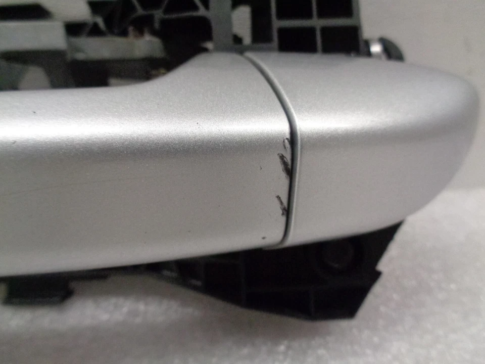 Оригинальная серебристая ручка задней левой внешней двери 2009–2017 Volkswagen CC AK2404139 - Изображение 2 из 4