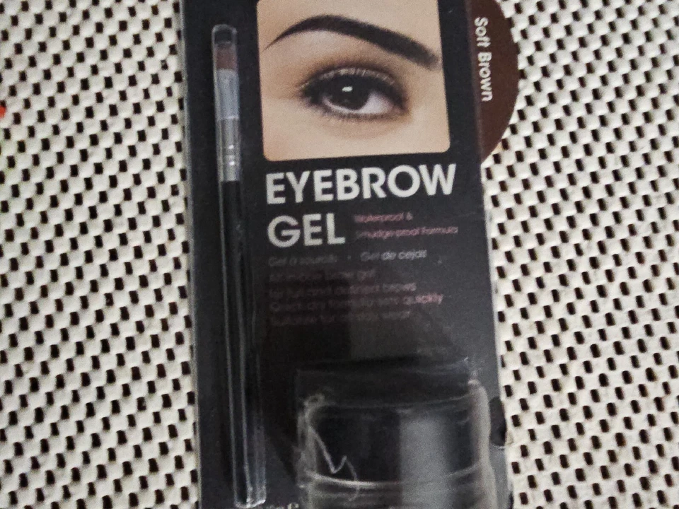 Gel de sobrancelha Love impermeável à prova de manchas sobrancelha com marrom macio - Imagem 4 de 4