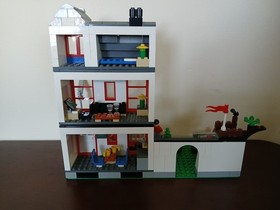 Lego City 8403 - City House - Retired Set With Minifigures no box manual